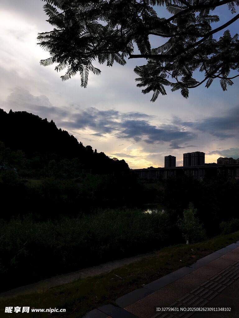 黄昏下的城市河畔风景