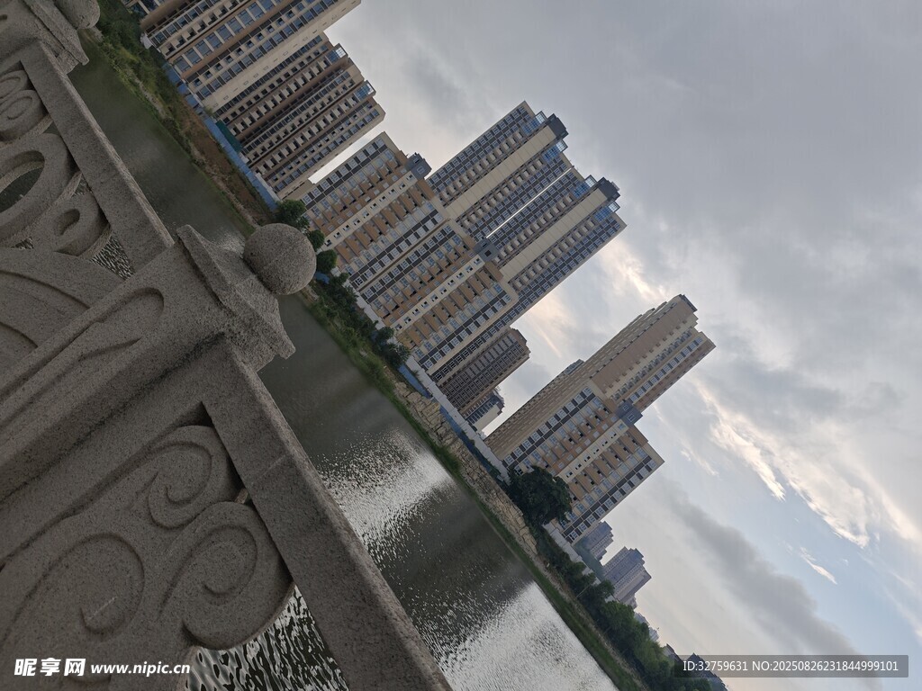 城市河畔高楼景观