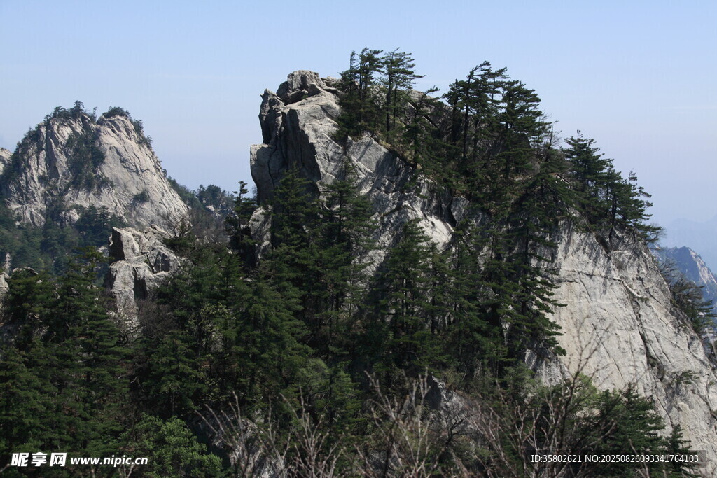 巍峨山峰覆绿植