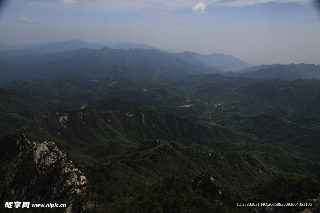 山峦叠翠的壮阔自然景观