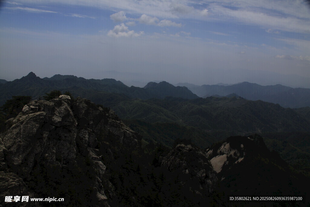 巍峨群山和天际云影