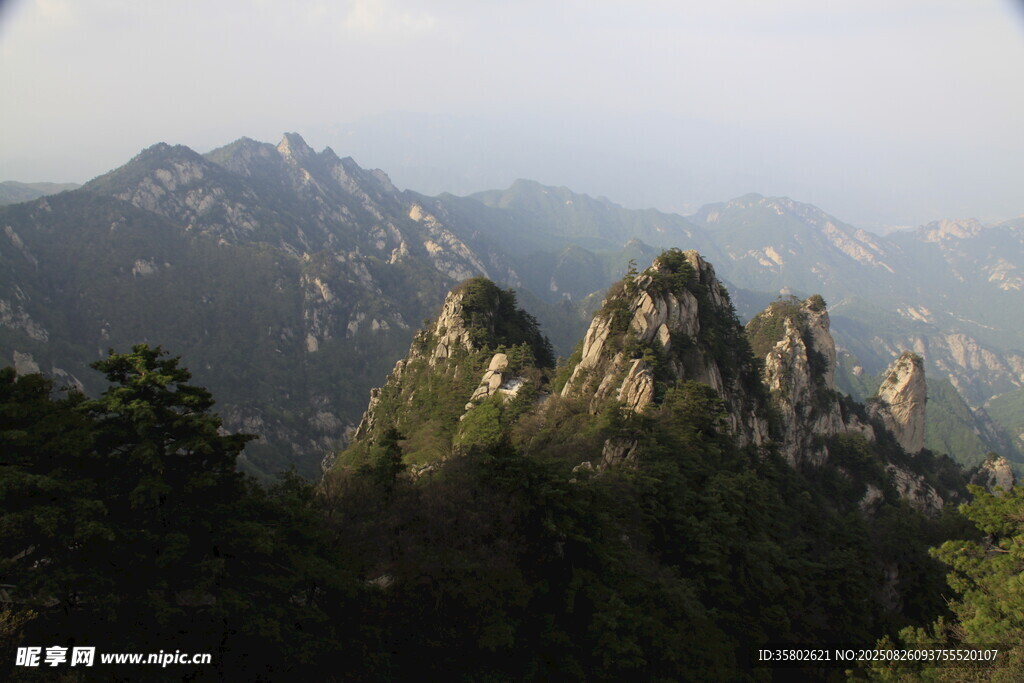 壮丽山峦景色