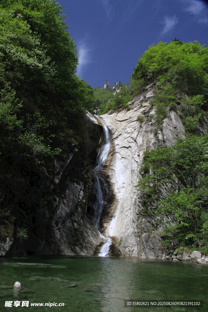 山间飞瀑下的碧绿潭水