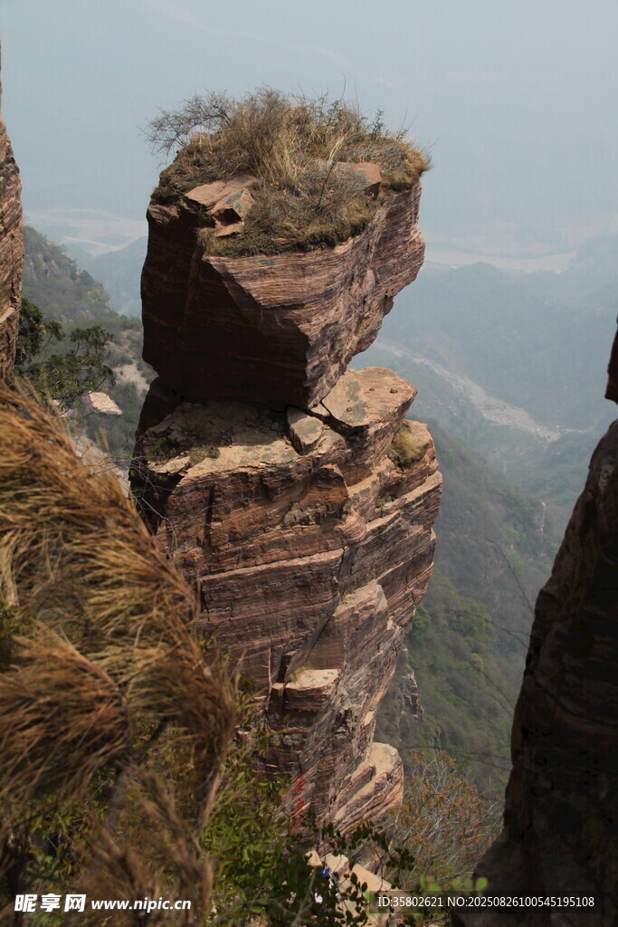 奇特造型的险峻山峰
