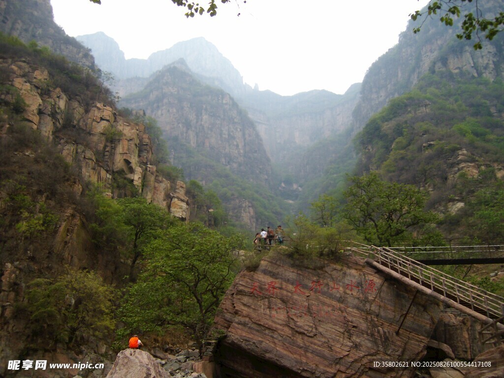 山间栈道景色