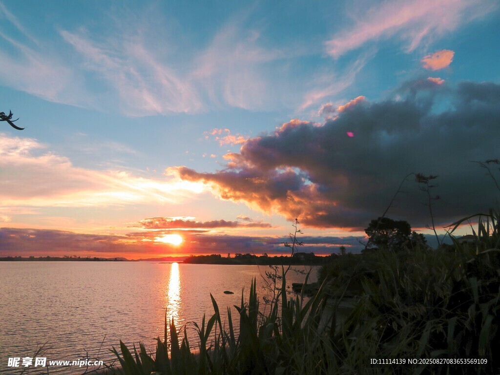 海滨日落美景