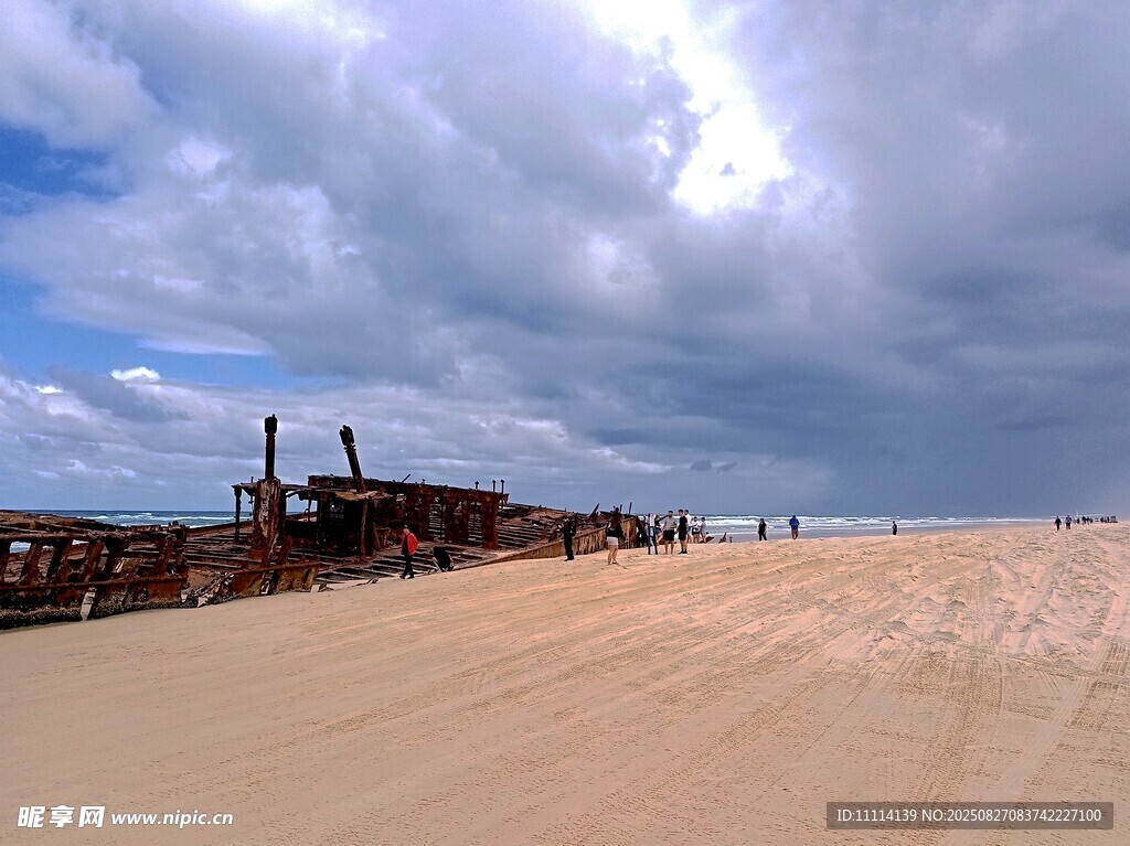 海滨废弃船只风景