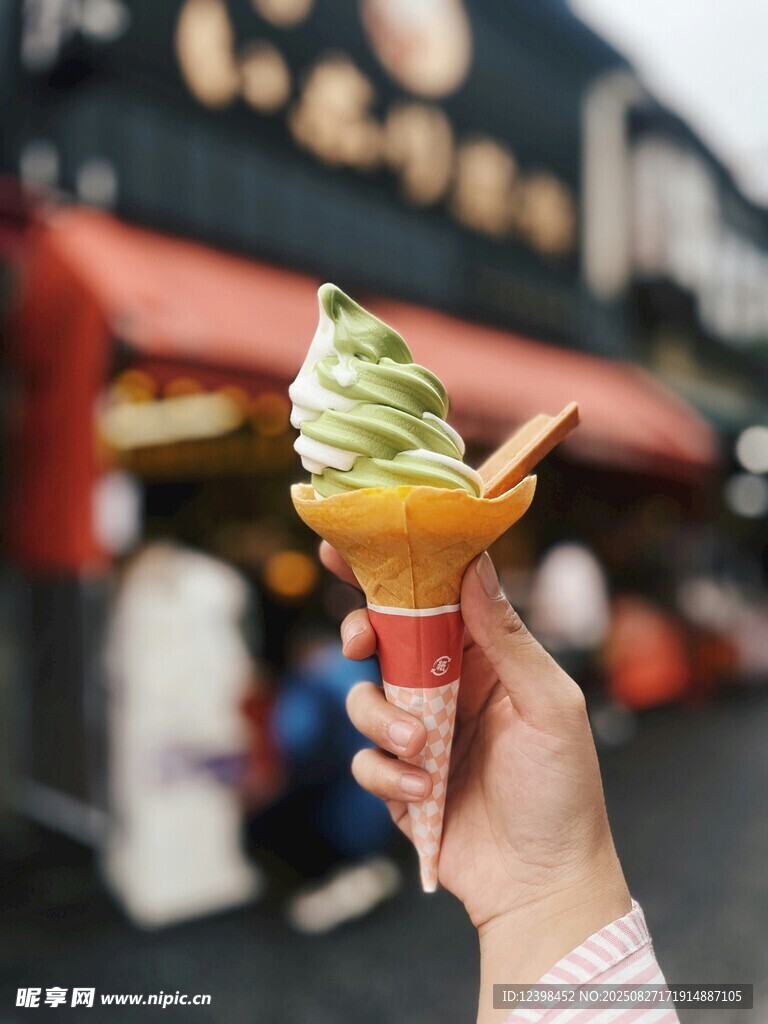 手持抹茶冰淇淋街头特写