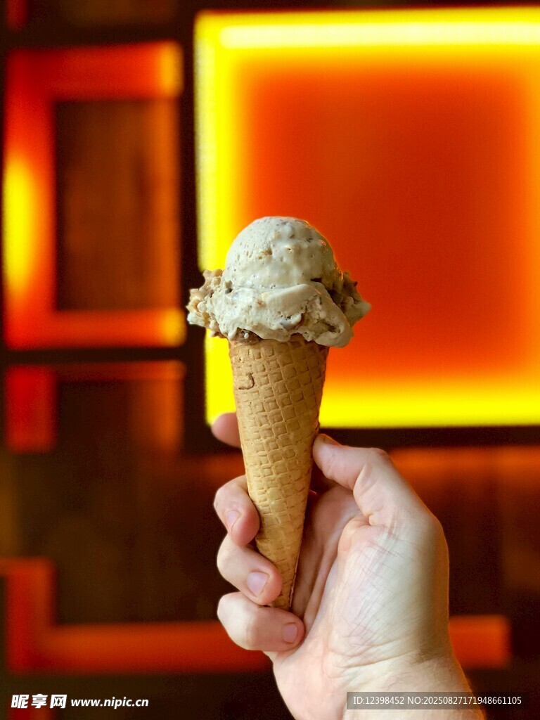 手持美味冰淇淋甜筒