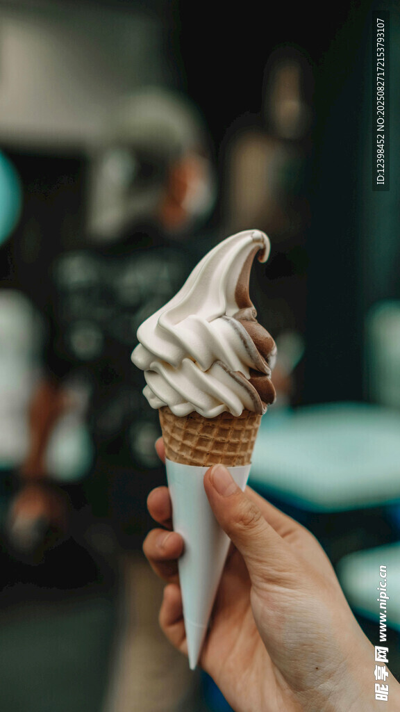 手持美味螺旋冰淇淋