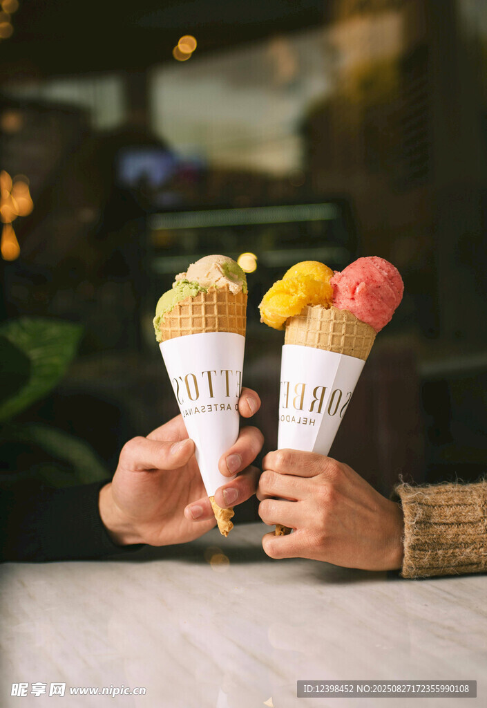 双手捧美味冰淇淋甜筒