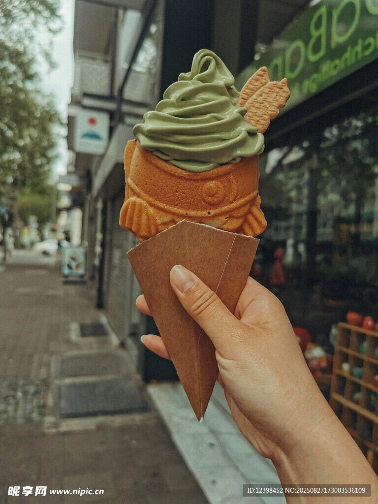 手持抹茶冰淇淋街头特写