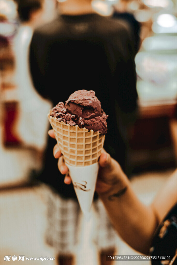 手持美味巧克力冰淇淋
