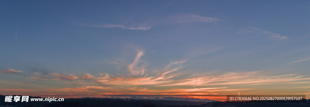 日落时分的绚烂天空
