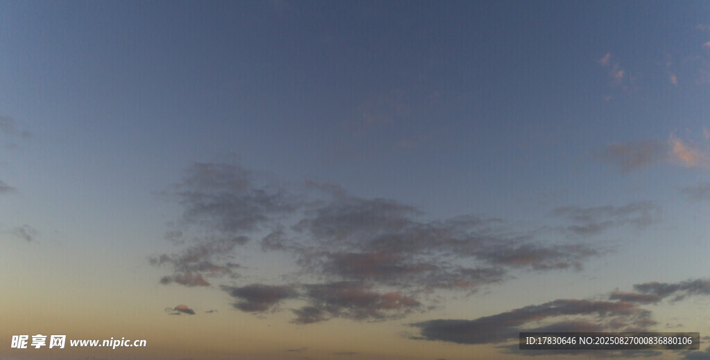 黄昏天空中的云朵美景