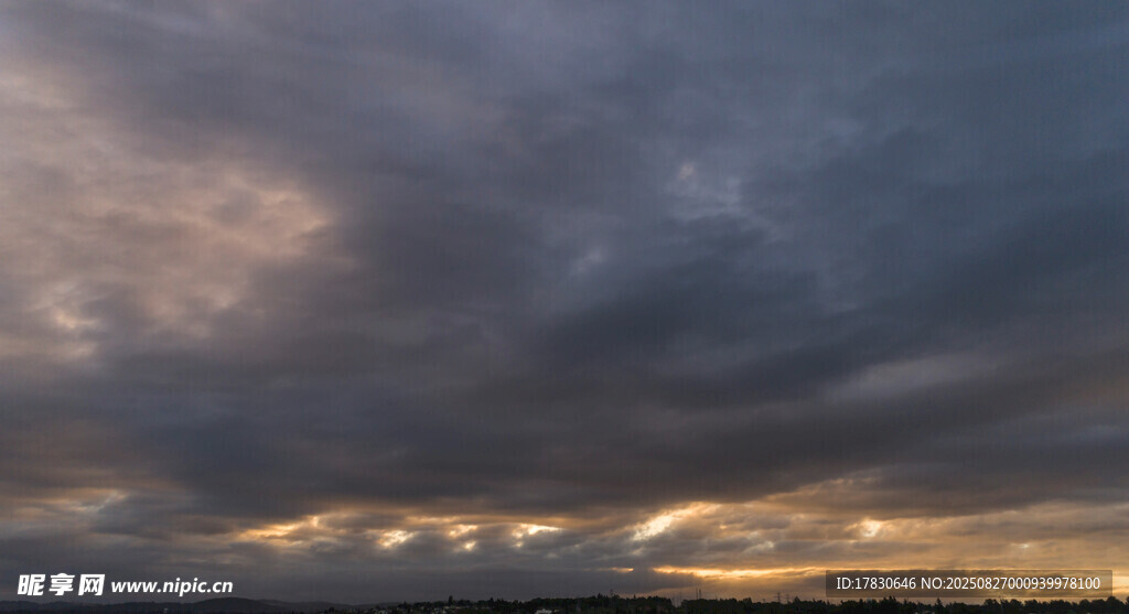 黄昏时分的壮丽云层景观