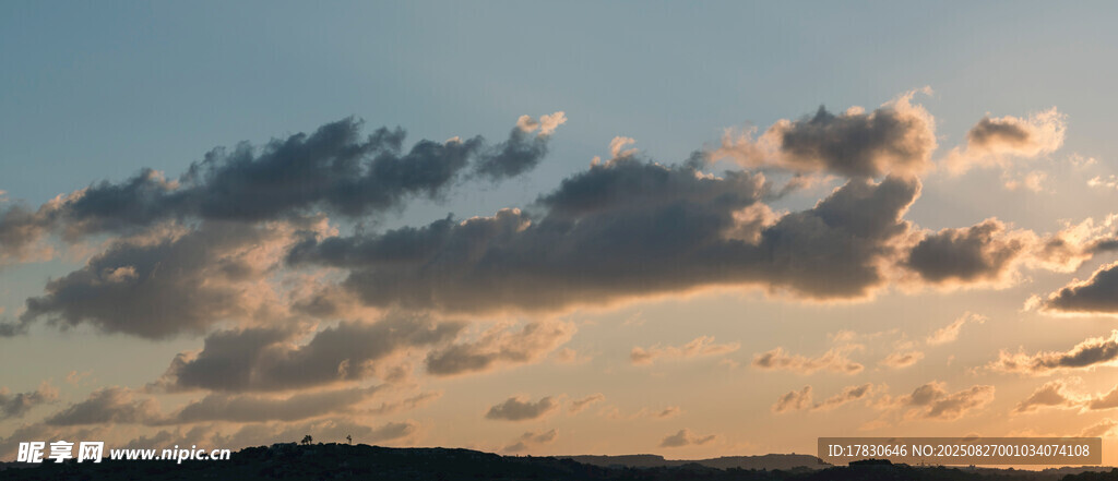 日落时分的绚烂天空