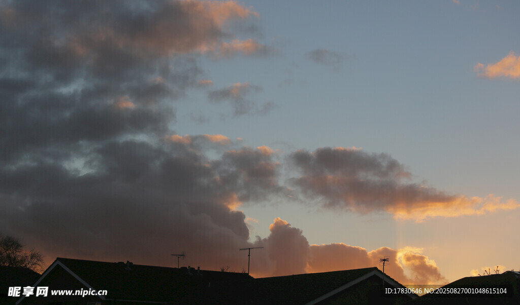 日落时分的绚烂天空