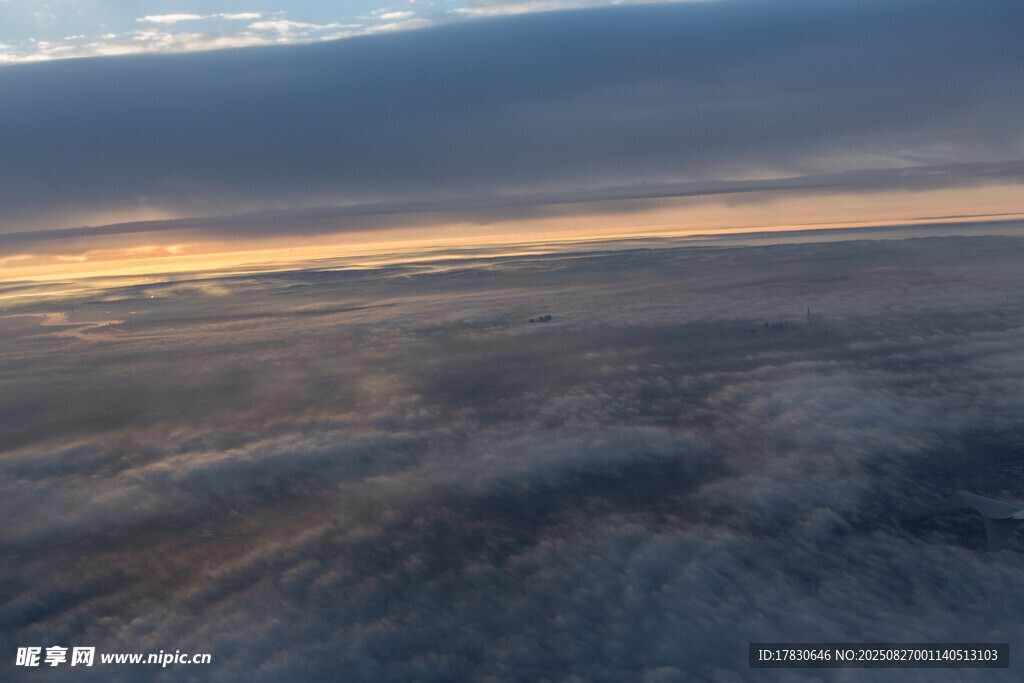 高空云海日出壮丽景观