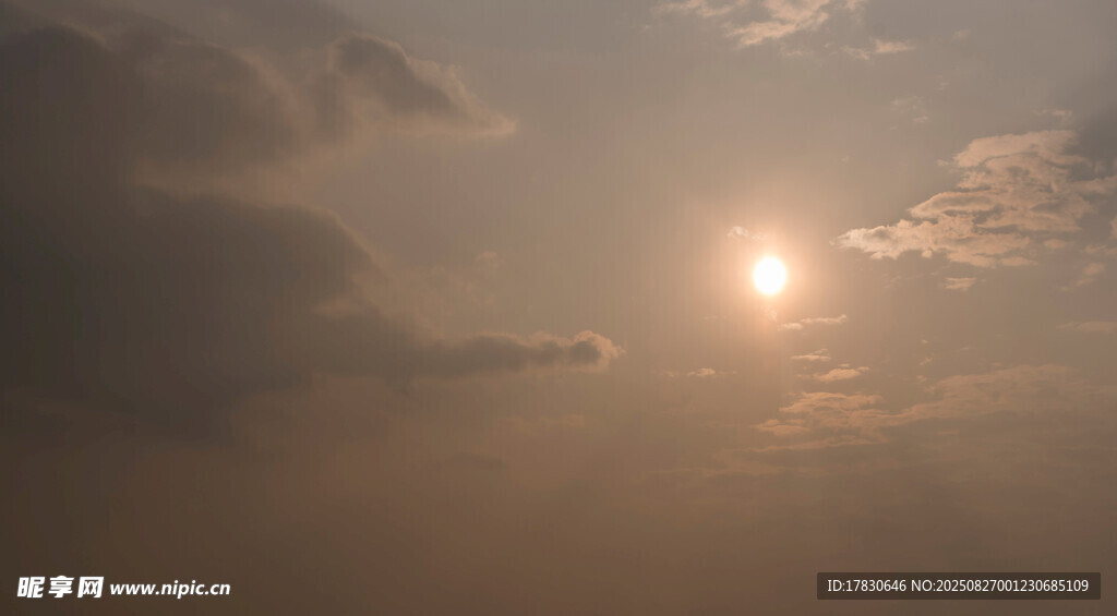 夕阳西下的朦胧天空