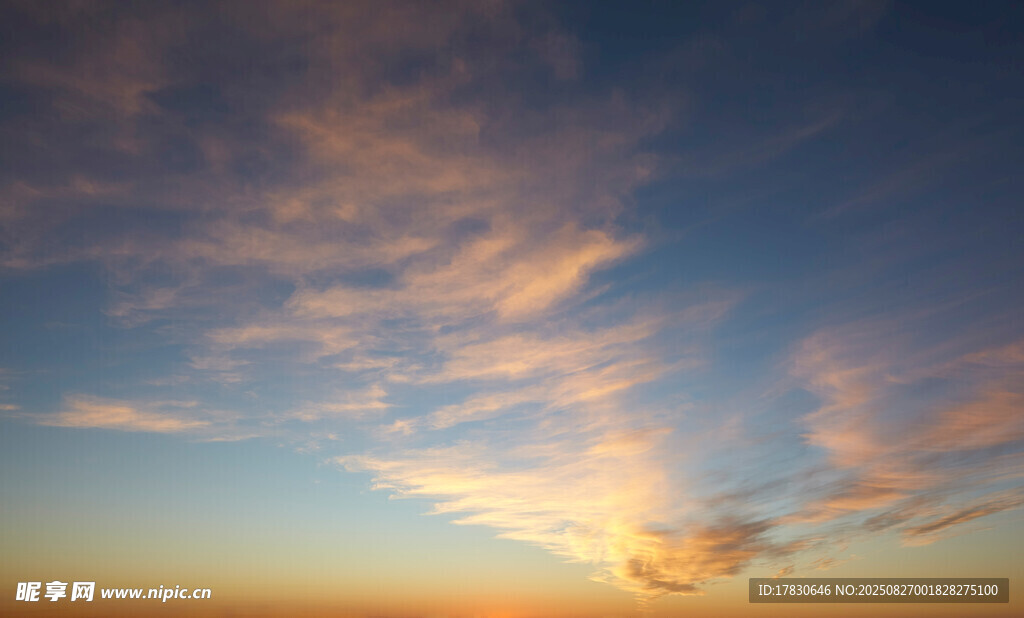 夕阳下的绚烂天空