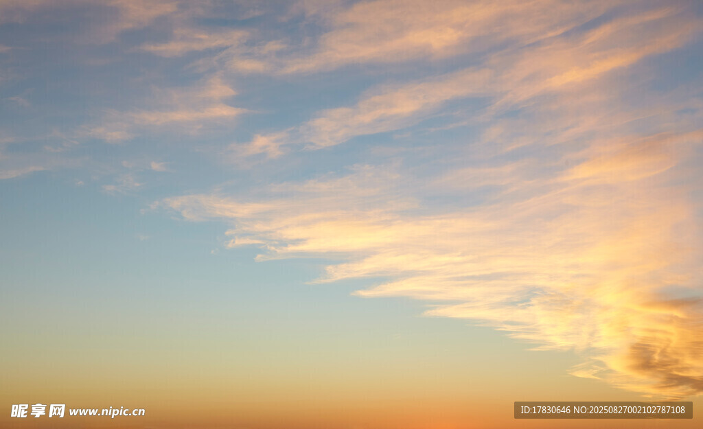 夕阳下的绚烂天空