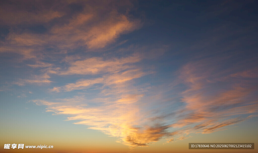 夕阳下的绚丽天空