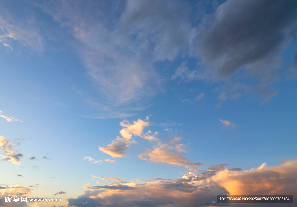 夕阳下的绚丽天空