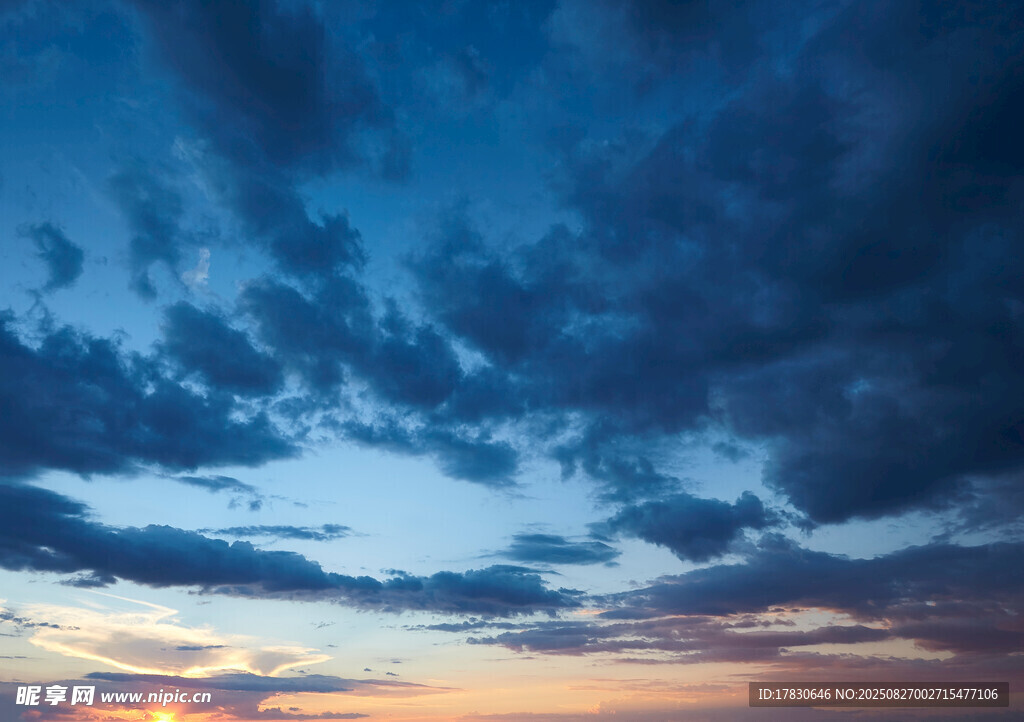 黄昏时分的壮丽天空景观