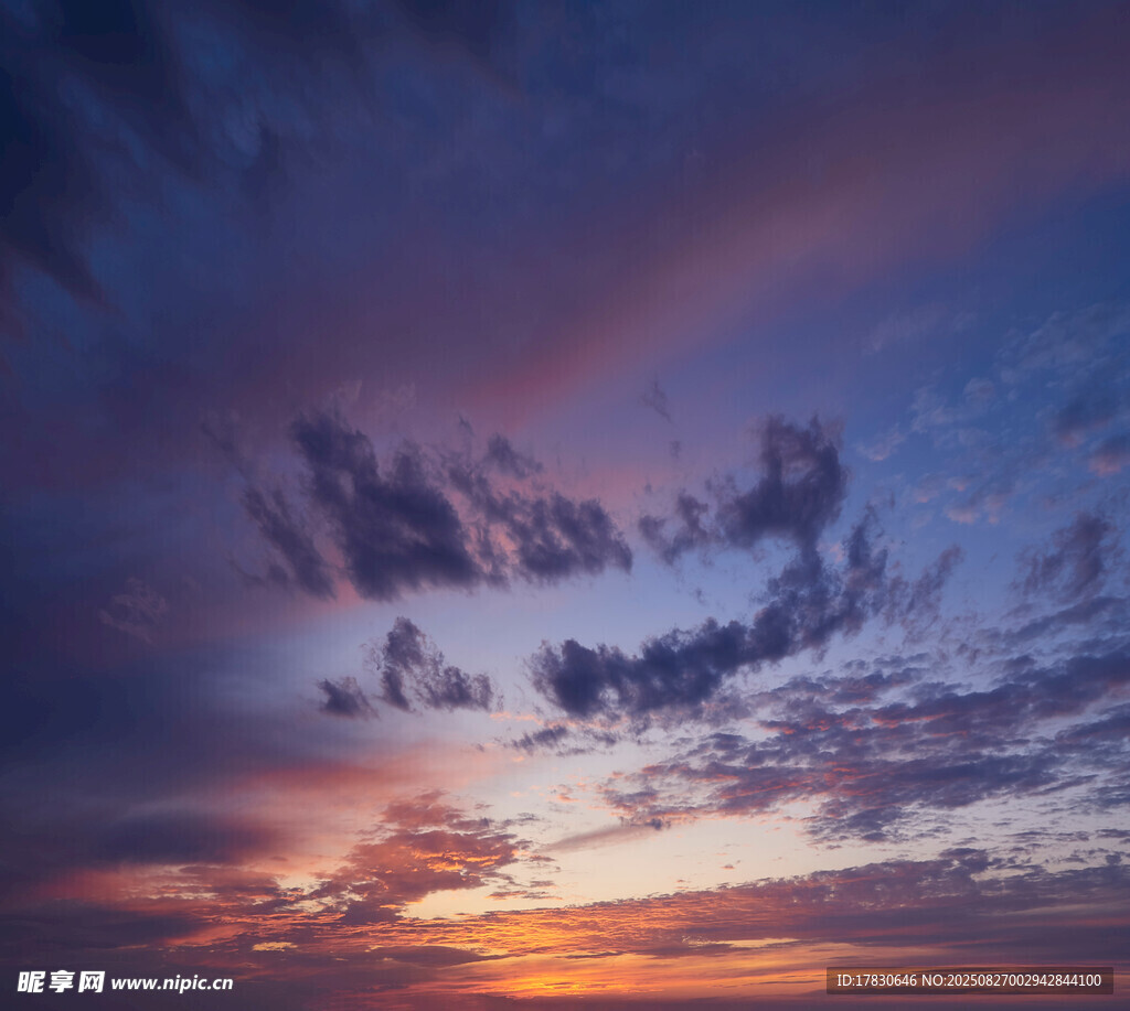 绚丽晚霞中的天空美景