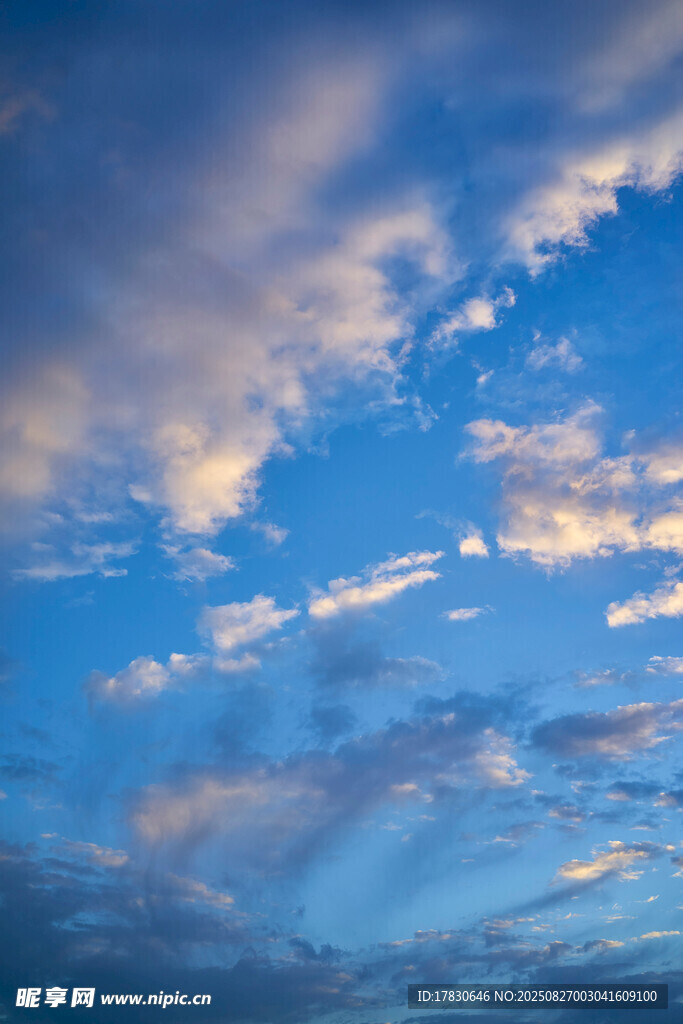 蓝天飘絮状彩云