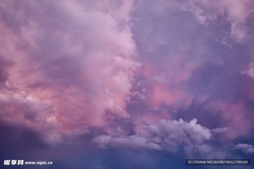 梦幻粉紫色天空云朵美景