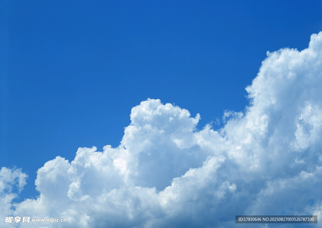 蓝天中的蓬松白云