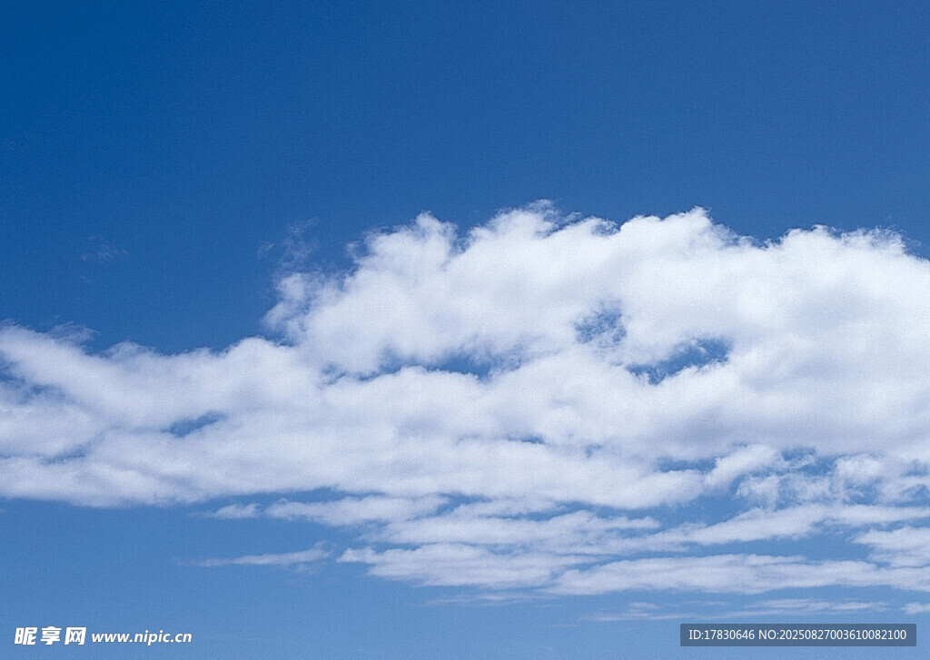 蓝天中的蓬松白云
