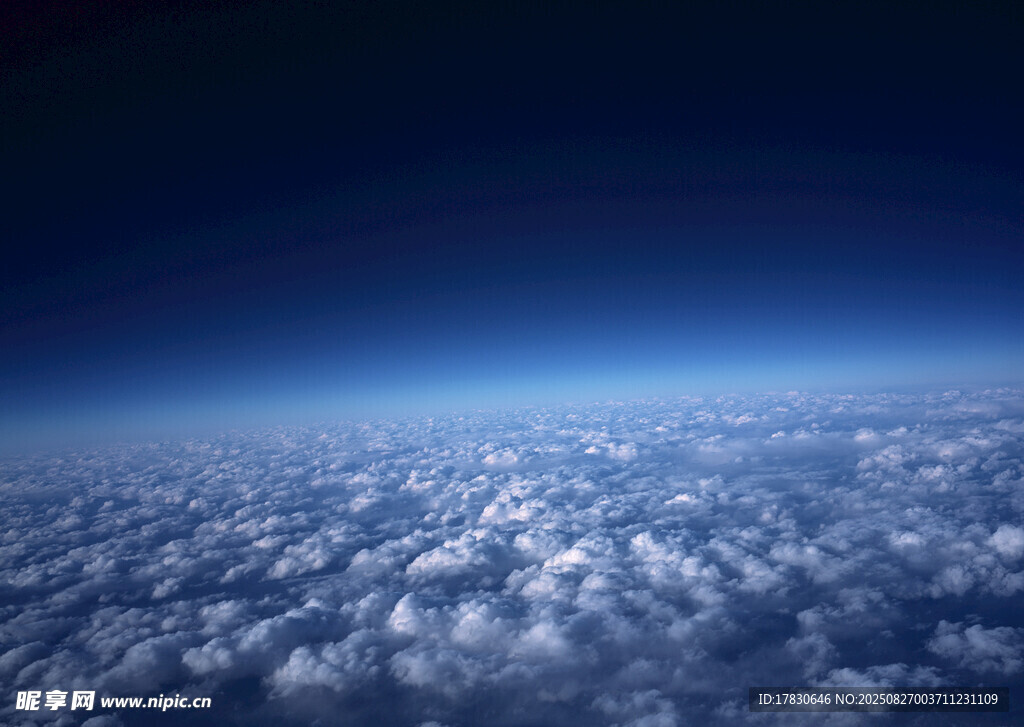 高空俯瞰云海壮丽景观