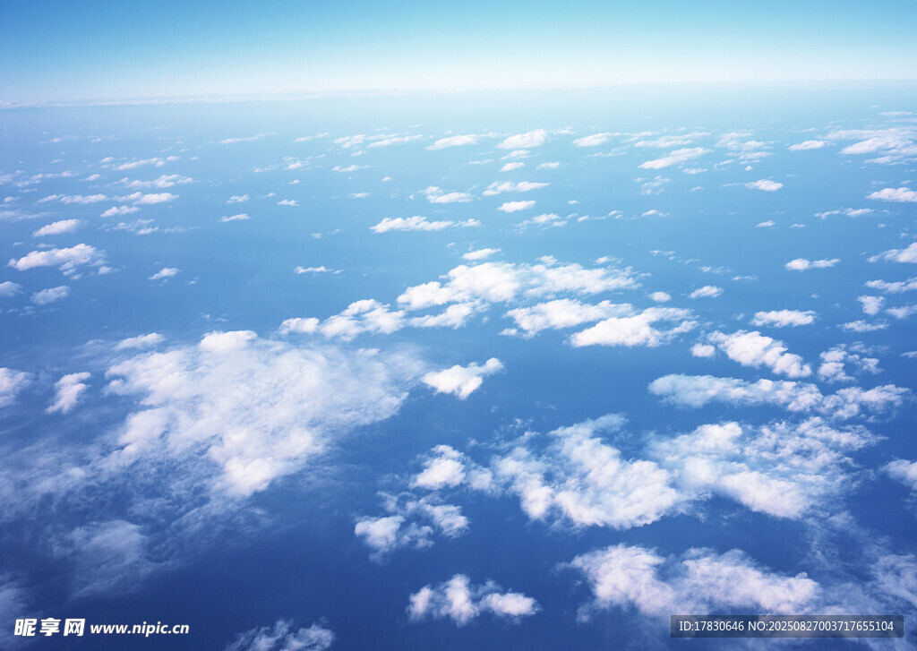 高空俯瞰蓝天白云美景