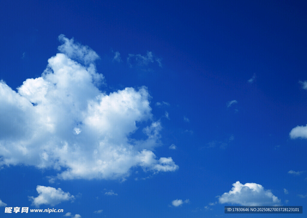 蓝天飘白云