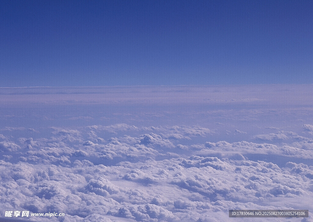 高空俯瞰云海壮丽景观