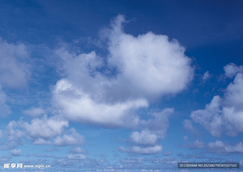 蓝天中的蓬松白云