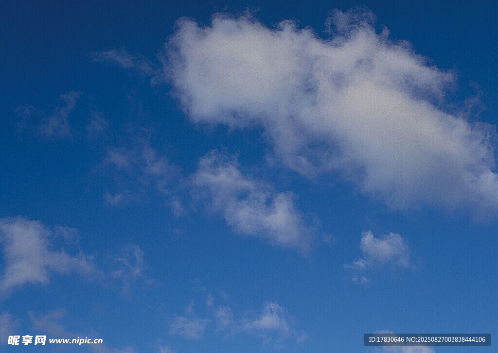 蓝天中的蓬松白云