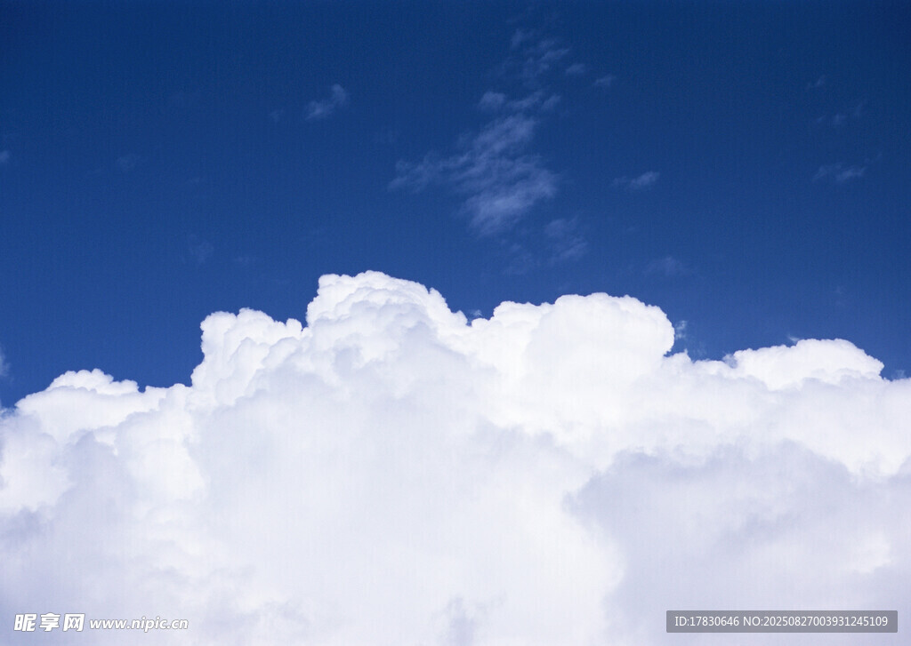 蓝天中的蓬松白云