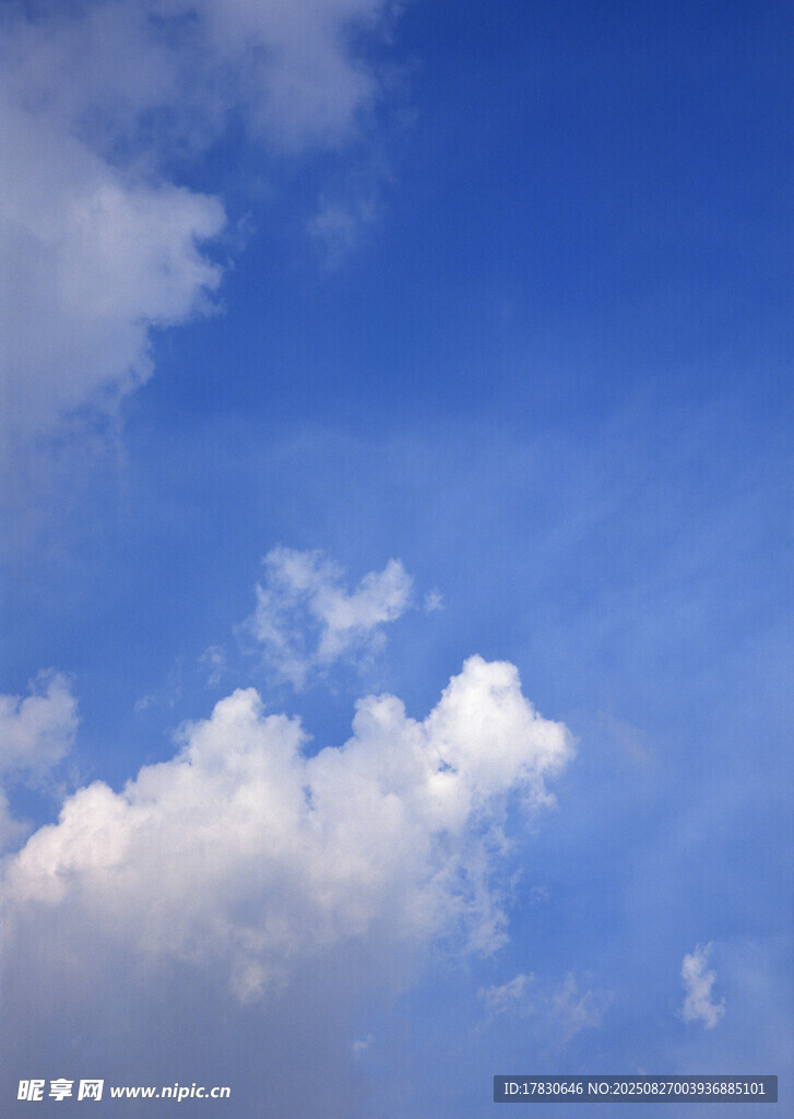 蓝天中的蓬松白云