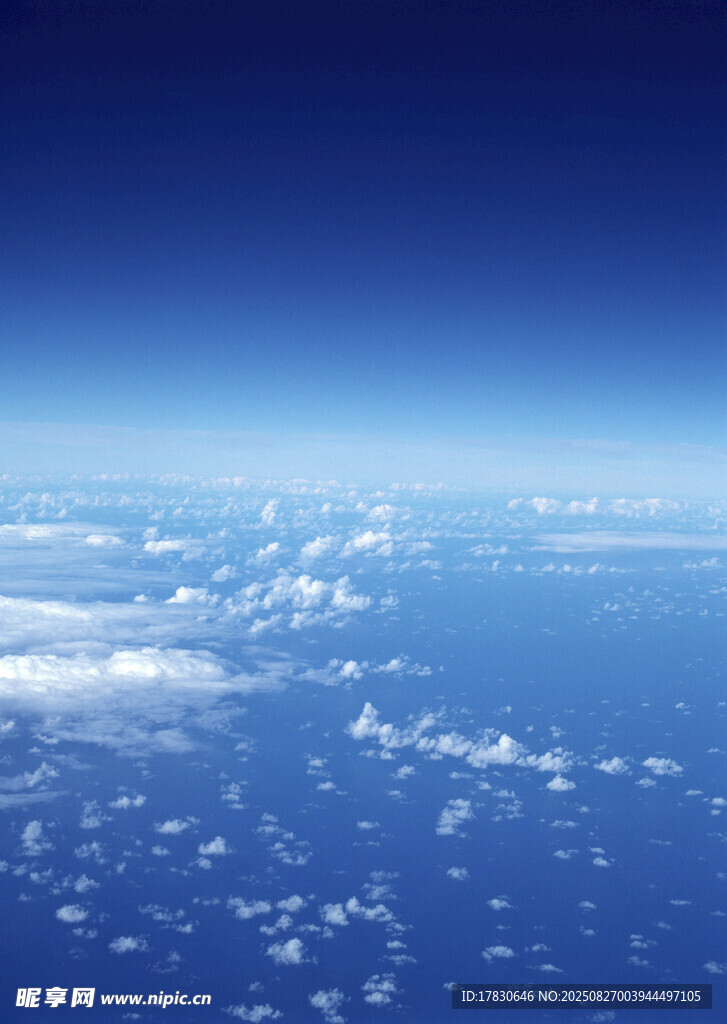 高空俯瞰蔚蓝云海