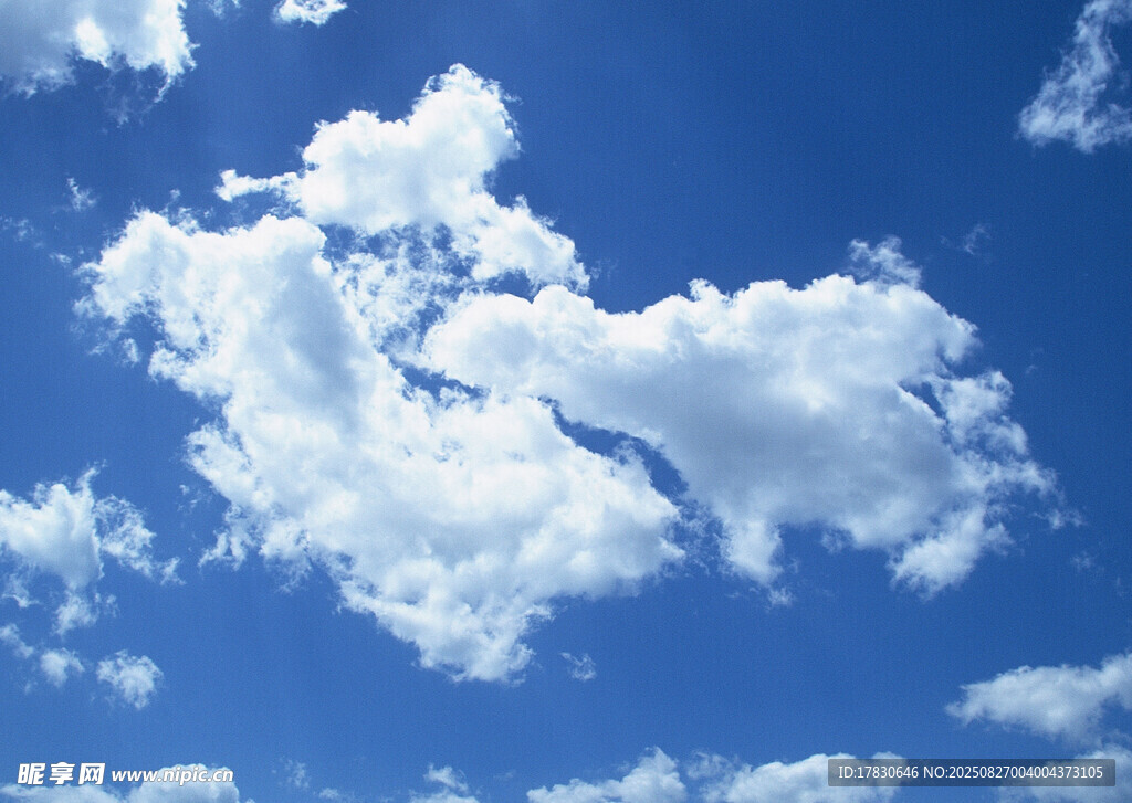 蓝天中的蓬松白云