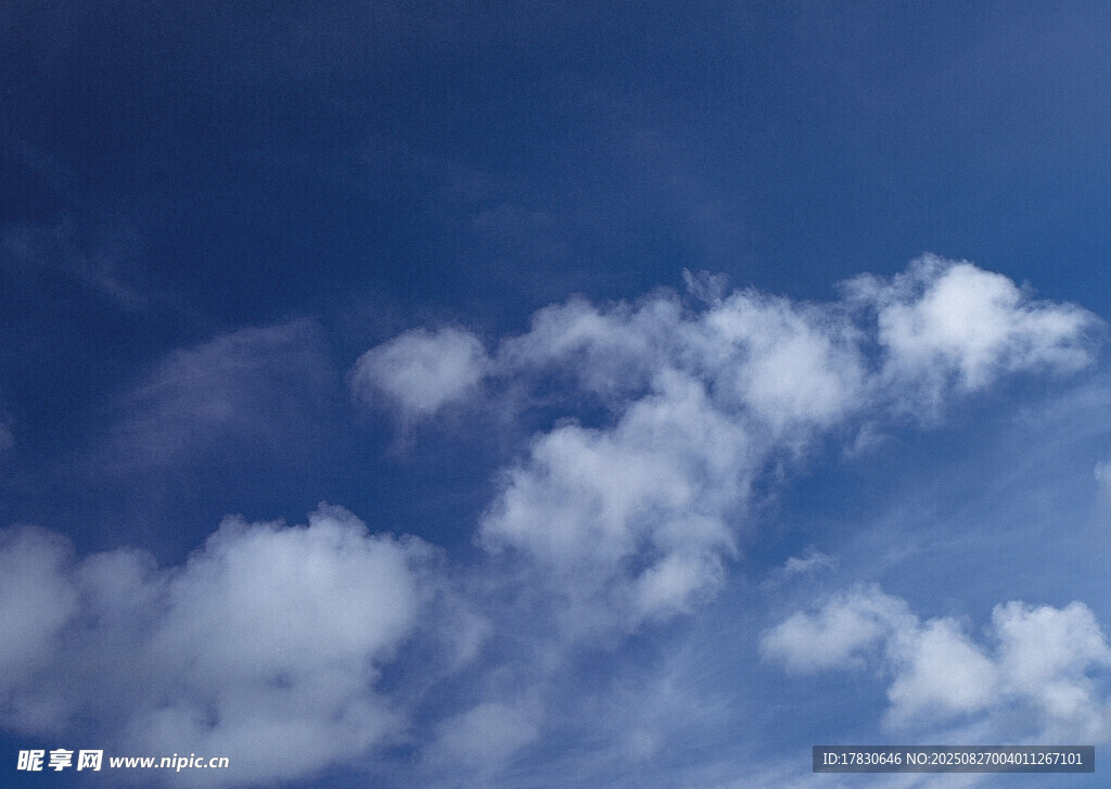 蓝天中的蓬松白云