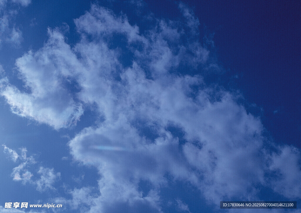 蓝天中的蓬松白云