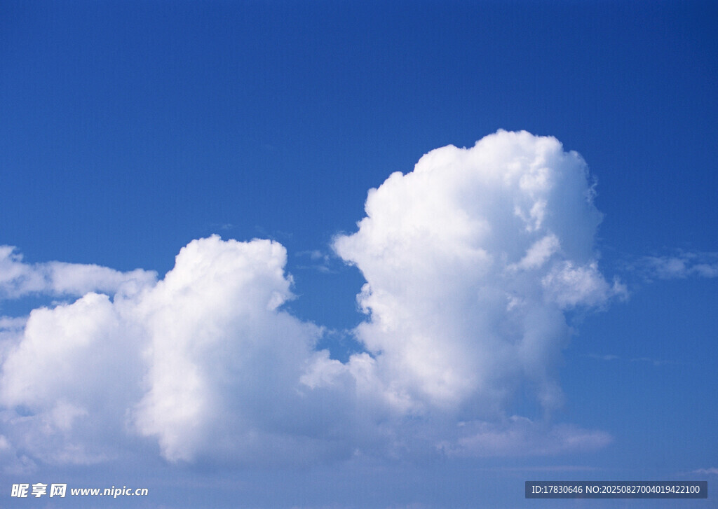 蓝天中的蓬松白云