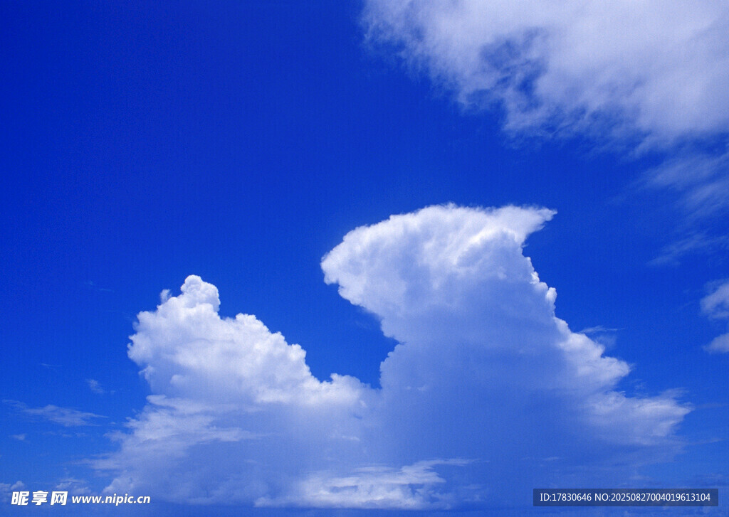 蓝天中的蓬松白云
