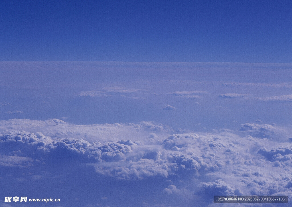 高空俯瞰云海美景