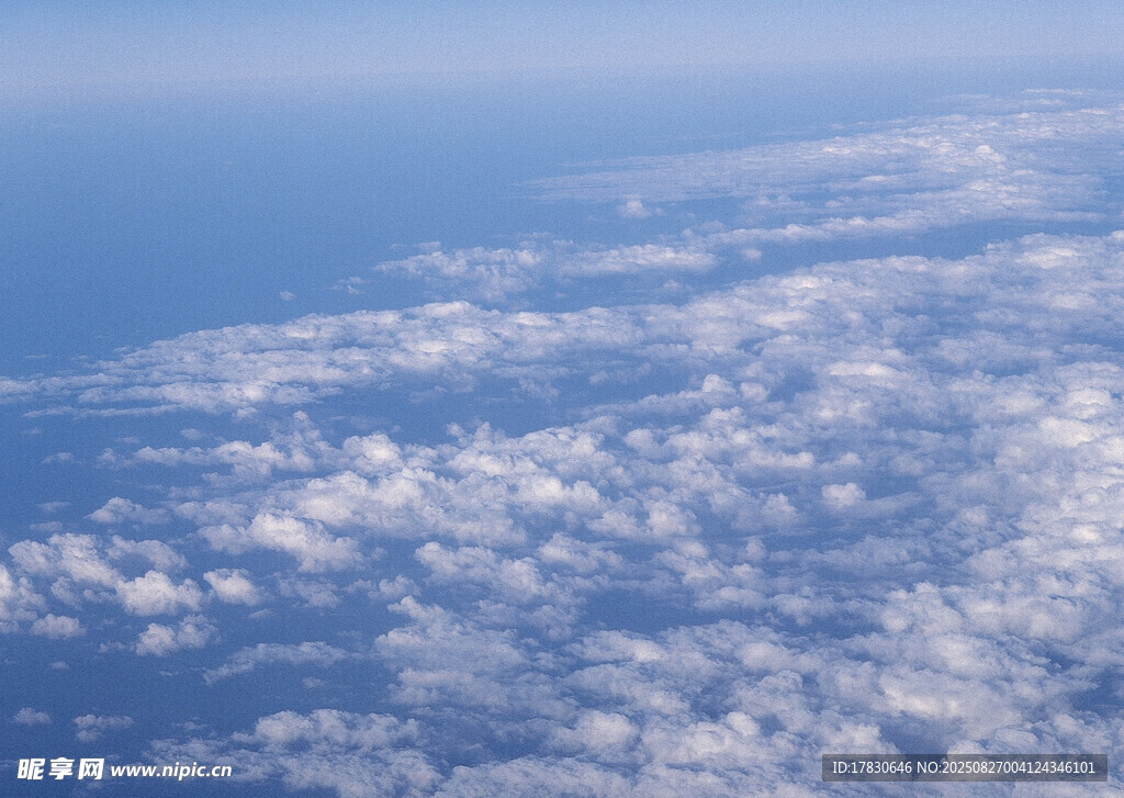 高空俯瞰的云海美景
